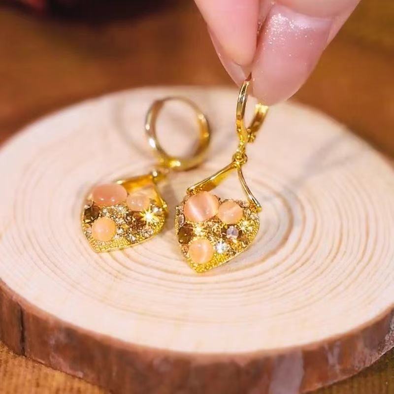 ❤️ Solid Heart Cat's Eye Sand Gold Earrings · Glowing Charm